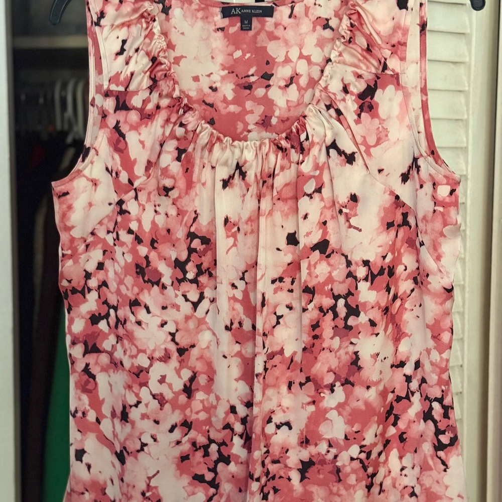 SELLING ANNE KLEIN TOP For WOMEN SIZE M SLEEVELESS FLORAL COLOR CONDITION USED..